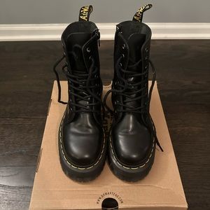 BLACK JADON PLATFORM DR. (DOC) MARTENS